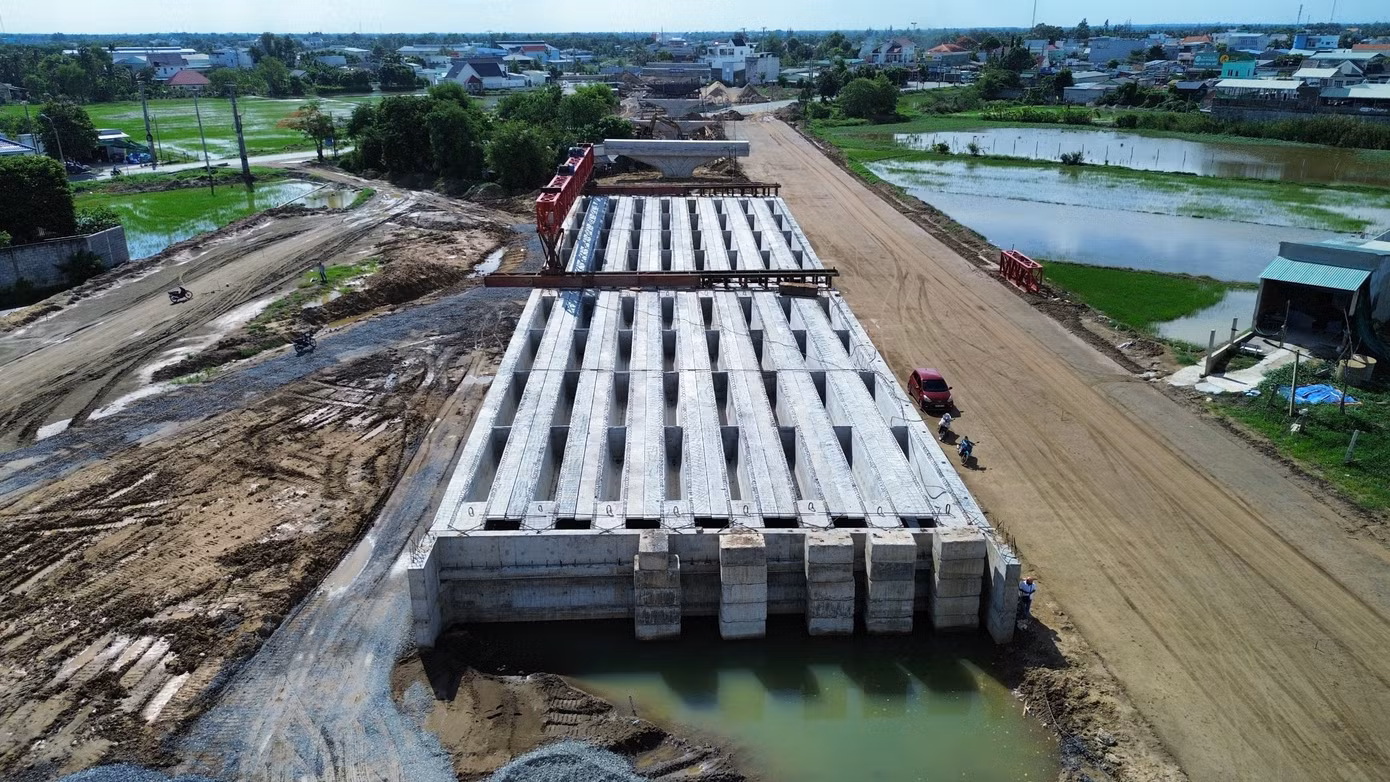 Cầu vượt Tân Bửu đã hoàn thành toàn bộ phần thi công cọc khoan nhồi, lao lắp dầm super T được 2/35 nhịp.
