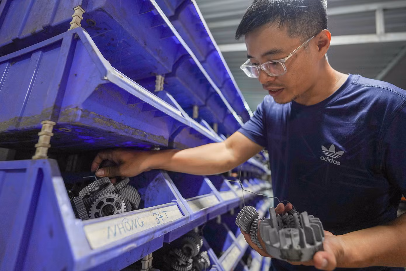 Theo anh Tuấn Anh, việc tìm kiếm linh kiện không còn khó như trước bởi được các thương lái chủ động tìm đến chào mời. Linh kiện phong phú, việc sắp xếp cũng đòi hỏi khoa học hơn so với trước kia bày hết ra sàn nhà. "Mình đầu tư một chiếc máy bắn cát vệ sinh linh kiện. Bạn có thể thấy rõ sự khác biệt giữa bánh răng chưa vệ sinh và đã qua giai đoạn bắn cát làm sạch. Vệ sinh linh kiện bằng máy bắn cát tiết kiệm thời gian, nhân công, mang lại năng suất cao", anh Tuấn Anh chia sẻ về công đoạn làm sạch linh kiện.