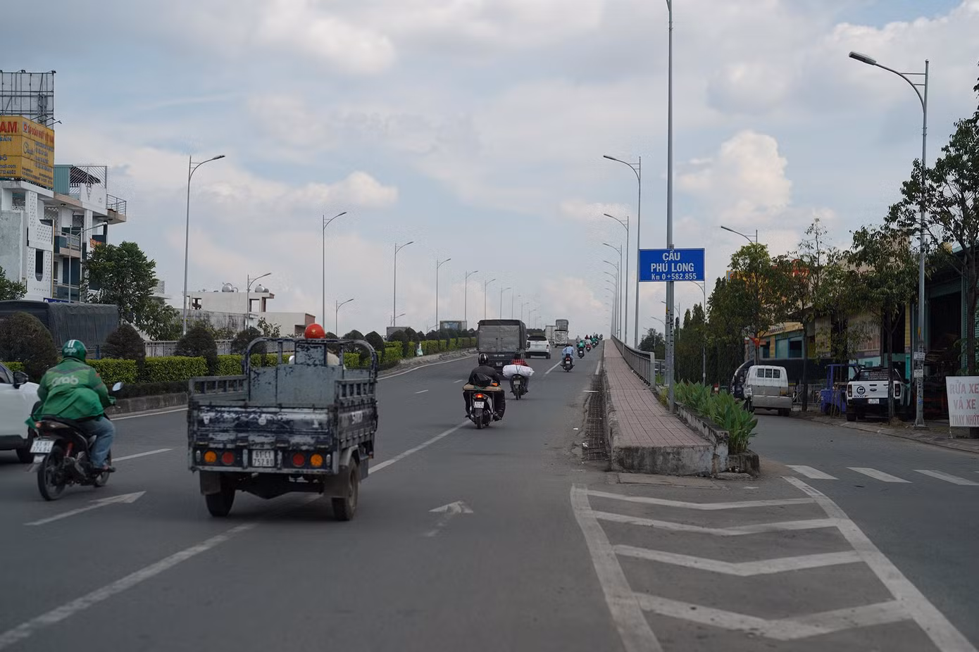Cầu Phú Long sau khi hoàn thành đã góp phần giảm tải giao thông cho tuyến cầu Bình Triệu, quốc lộ 13 và cửa ngõ Đông Bắc TPHCM với các tỉnh Bình Dương và Bình Phước, đồng thời góp phần phát triển kinh tế xã hội trong khu vực.