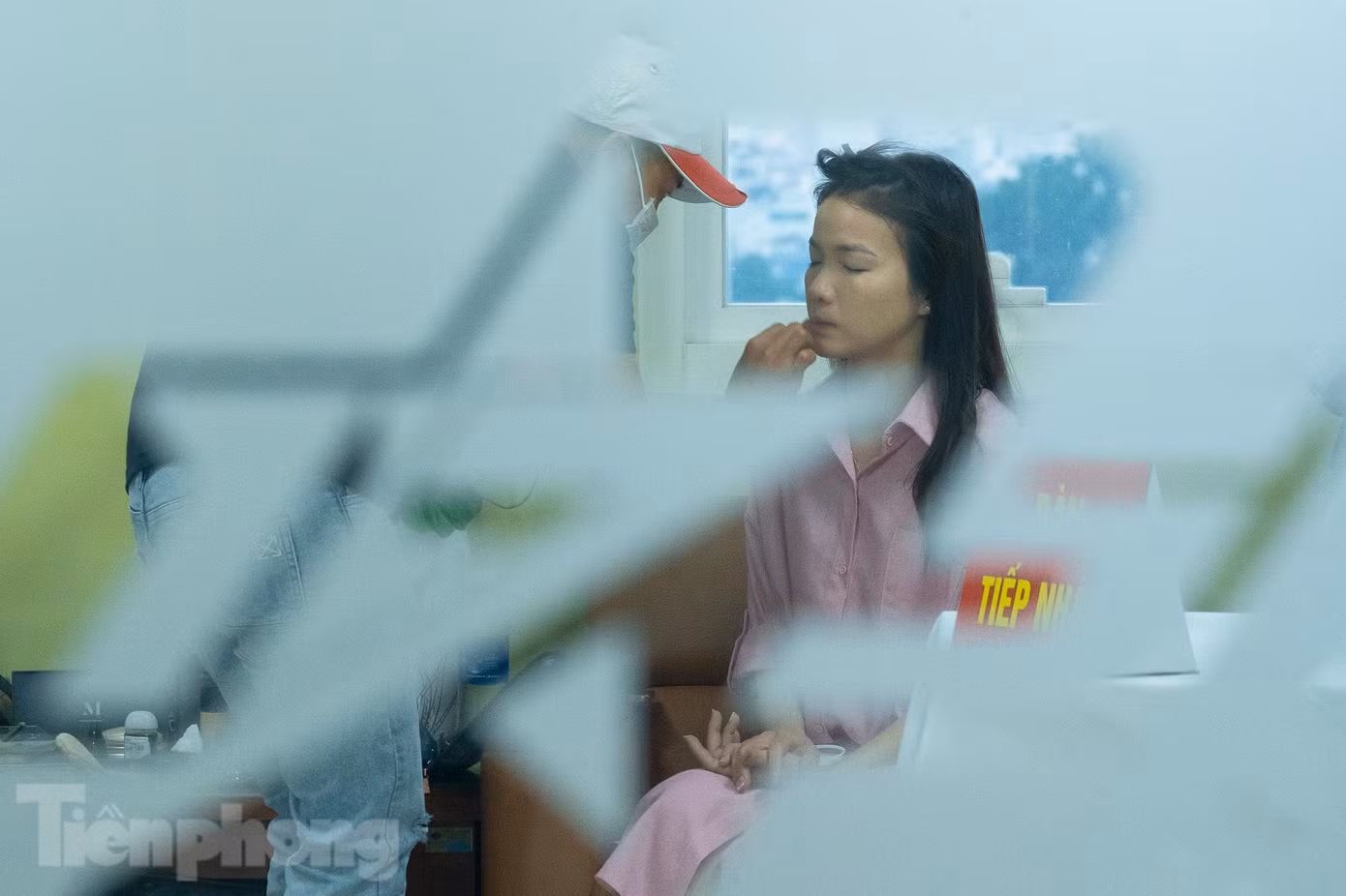 Cô dâu Nguyễn Thị Kim Thoa, Thiếu uý-điều dưỡng đội điều trị 486, phòng hậu cần vùng 4 Hải quân có mặt từ 4h sáng để trang điểm.