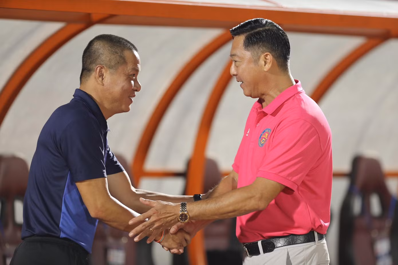 Sài Gòn FC vừa thua trắng 0-3 trước Bình Định ở vòng 21 vừa qua, nên cuộc tiếp đón Hải Phòng đang là bài toán nan giải của thầy trò HLV Phùng Thanh Phương trong việc tìm điểm, dẫu họ được chơi trên sân nhà. Tuy vậy, đội chủ sân Thống Nhất vẫn còn có thể hi vọng khi 2 tiền vệ hàng đầu là Hải Huy và Mosses của Hải Phòng sẽ không ra sân trận này vì nhận đủ 3 thẻ vàng. Trong ảnh, HLV Chu Đình Nghiêm (CLB Hải Phòng) bắt tay cùng GĐKT Lê Huỳnh Đức (Sài Gòn FC) trước trận.