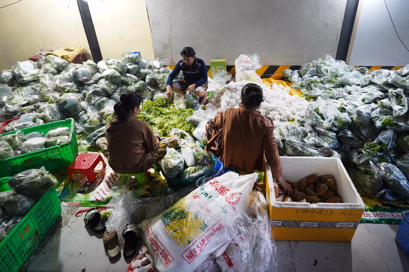 Lượng rau lớn ăn kèm được nhân viên chuẩn bị phía bên trong các lò nướng.