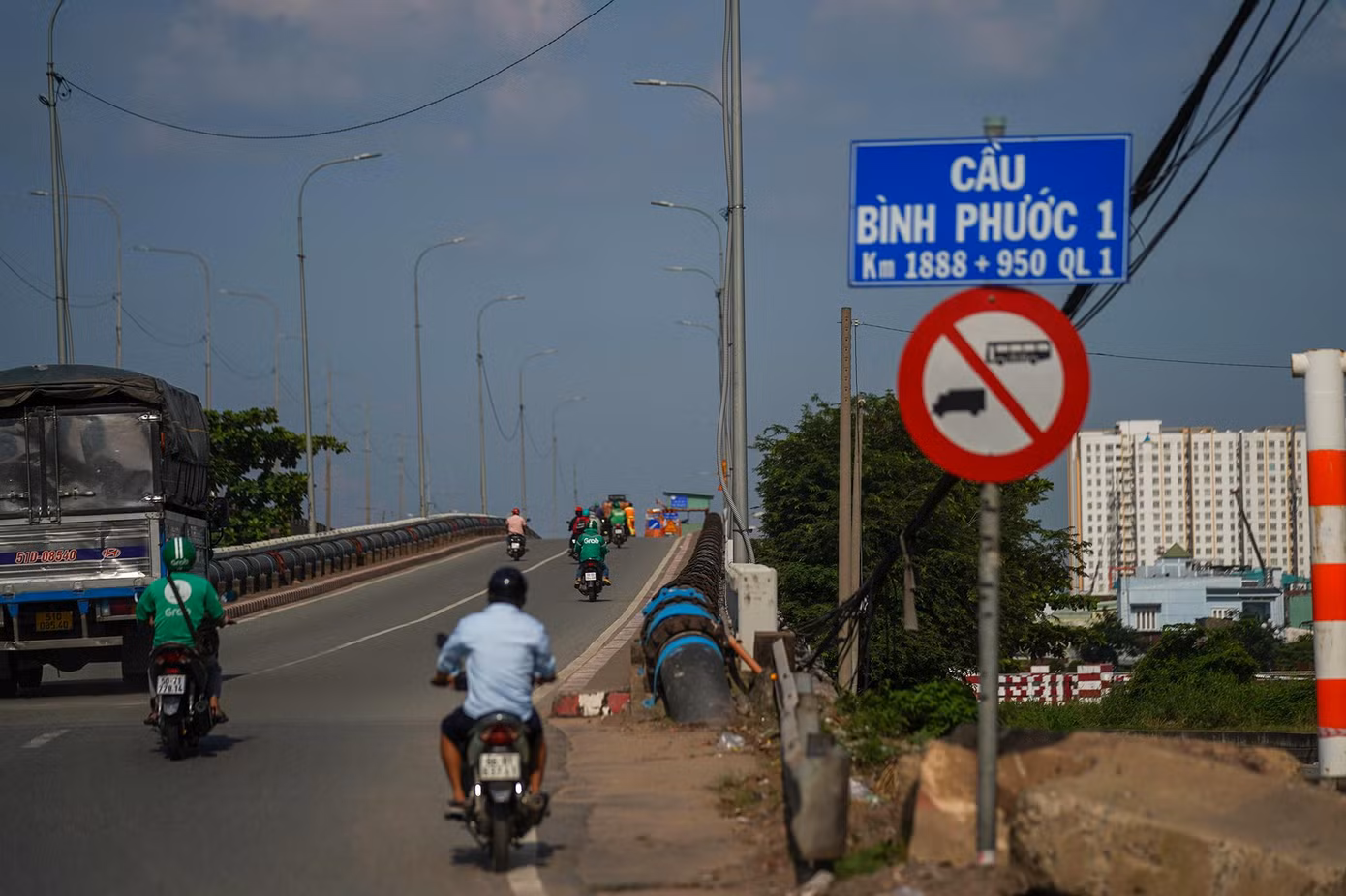 Cầu Bình Phước 1 bắc qua sông Sài Gòn, nằm trên quốc lộ 1, giáp ranh giữa Quận 12 và Thành phố Thủ Đức. Cầu có chiều dài 483m, rộng gần 8m, dầm cầu làm bằng thép. Công trình này thuộc Dự án đường xuyên Á, thông xe vào tháng 4/2003, thiết kế cho 4 làn ô tô và 2 làn xe thô sơ với tải trọng 30 tấn.