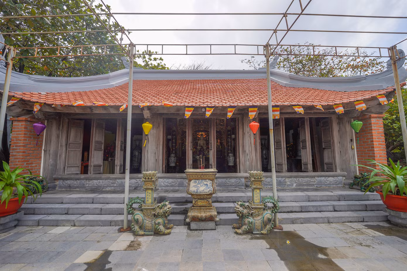 Trong điều kiện quỹ đất hạn hẹp nhưng những ngôi chùa trên quần đảo Trường Sa đều có đủ tam quan, sân chùa, gác chuông, nhà chính điện, nhà tiền đường với mái nghiêng, lợp ngói và đầu đao cong vút, mang nét đặc trưng riêng của kiến trúc chùa Việt. Họa tiết hoa văn trang trí mái, cột, bậc tam cấp đục chạm hình hoa sen, hoa cúc, hình rồng, mây cuốn thời Lý - Trần.