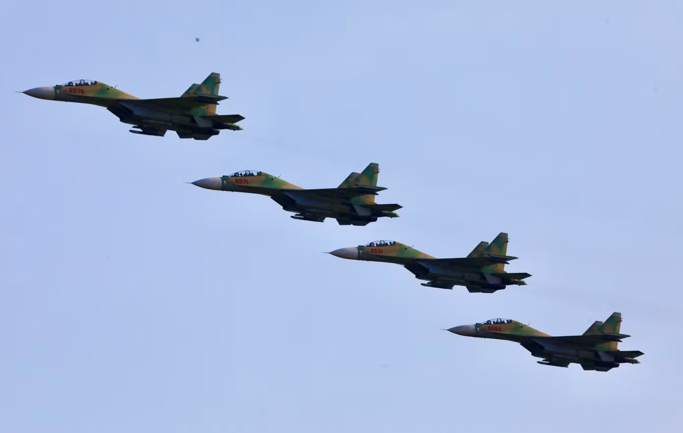 Biên đội gồm 4 chiếc Su-30MK2 bay lệch phải hình bậc thang, chao lượn trên không trung. Để giữ vị trí khi bay, các phi công phải hiệp đồng tác chiến, trao đổi với lực lượng mặt đất.