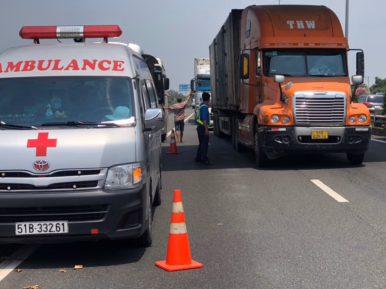 Ngay sau khi xảy ra tai nạn, lực lượng chức năng đã có mặt kịp thời đưa các nạn nhân đi bệnh viện cấp cứu; lên phương án cẩu phương tiện bị nạn ra phía đường gom.