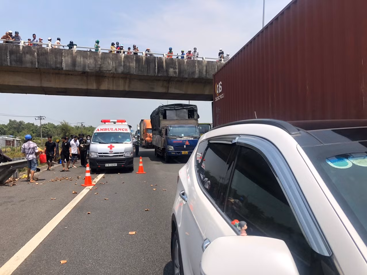 Được biết, mặt đường nơi xảy ra tai nạn êm thuận, hệ thống ATGT đầy đủ. Trong ảnh: Nhiều người dân hiếu kỳ đứng trên cầu vượt số 10 theo dõi vụ tai nạn. (Ảnh: HD)