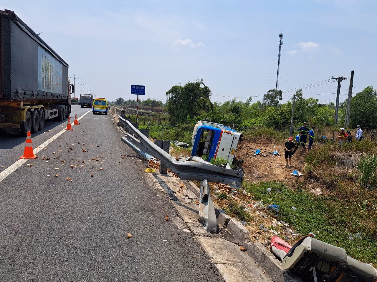 Vụ tai nạn làm 2 người bị thương nặng và một số người bị trầy xước nhẹ. Một số tài sản cao tốc (hộ lan tôn sóng) bị hư hỏng nhưng không gây ùn tắc giao thông.Trong ảnh: Chiếc xe khách 29 chỗ lật nằm nghiêng. (Ảnh: HD)