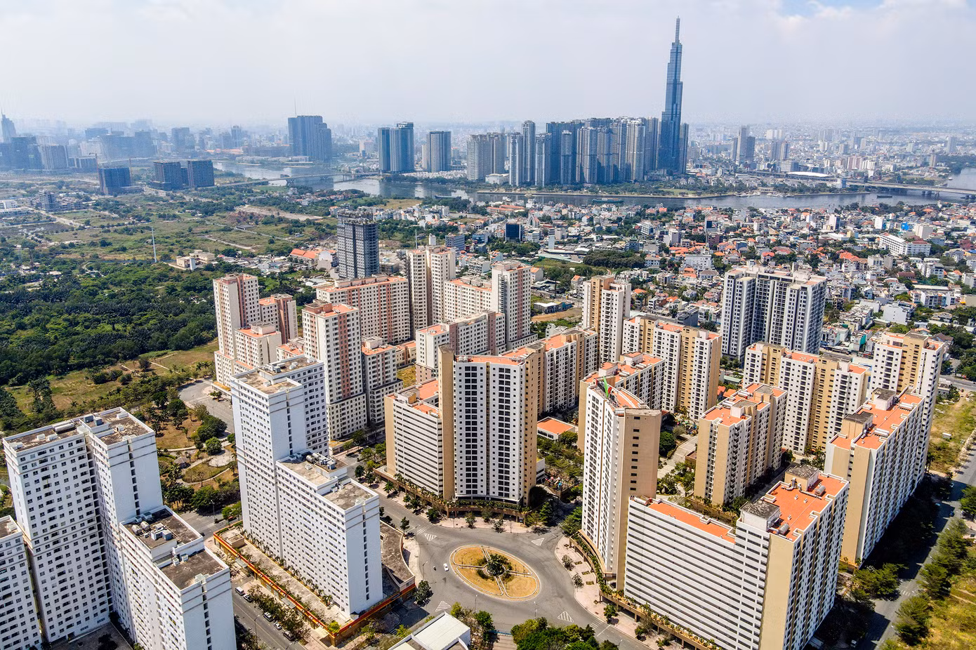 Với diện tích 38,4 ha và hơn 12.000 căn hộ, dự án khu tái định cư Bình Khánh được xây dựng kể từ năm 2013 và hoàn thành vào năm 2015. Dự án thực hiện nhằm phục vụ tái định cư tại chỗ cho các hộ dân thuộc 5 phường trung tâm của Khu đô thị mới Thủ Thiêm. Với diện tích 38,4 ha và hơn 12.000 căn hộ, dự án khu tái định cư Bình Khánh được xây dựng kể từ năm 2013 và hoàn thành vào năm 2015. Dự án thực hiện nhằm phục vụ tái định cư tại chỗ cho các hộ dân thuộc 5 phường trung tâm của Khu đô thị mới Thủ Thiêm.