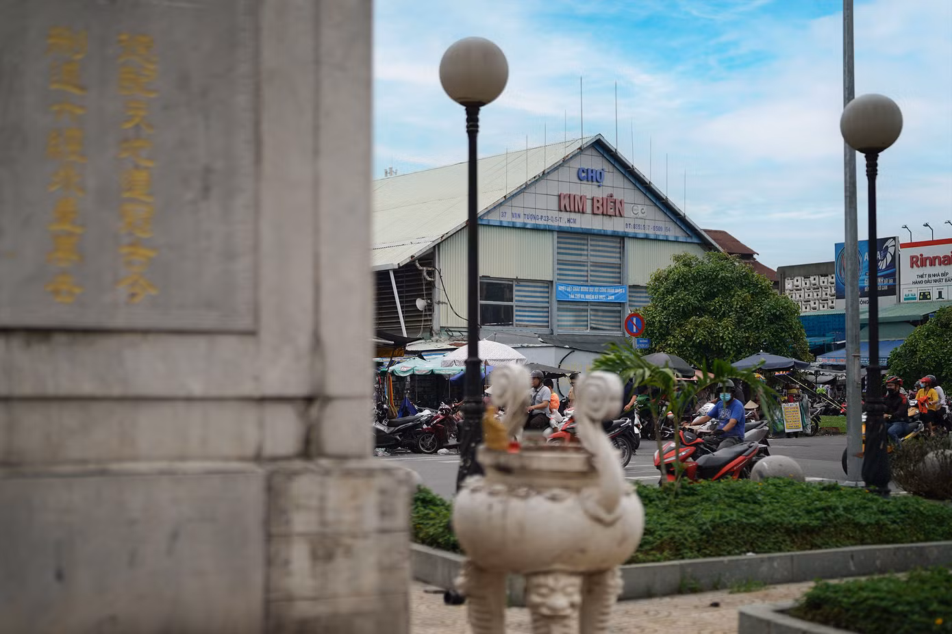Hình thức nhà xe lắp ghép bán tự động được đánh giá có chi phí đầu tư thấp, công nghệ quản lý không phức tạp (gồm hệ thống cơ khí và phần mềm quản lý vận hành). Thời gian thi công lắp đặt, tháo dỡ ngắn (khoảng 3 tháng).