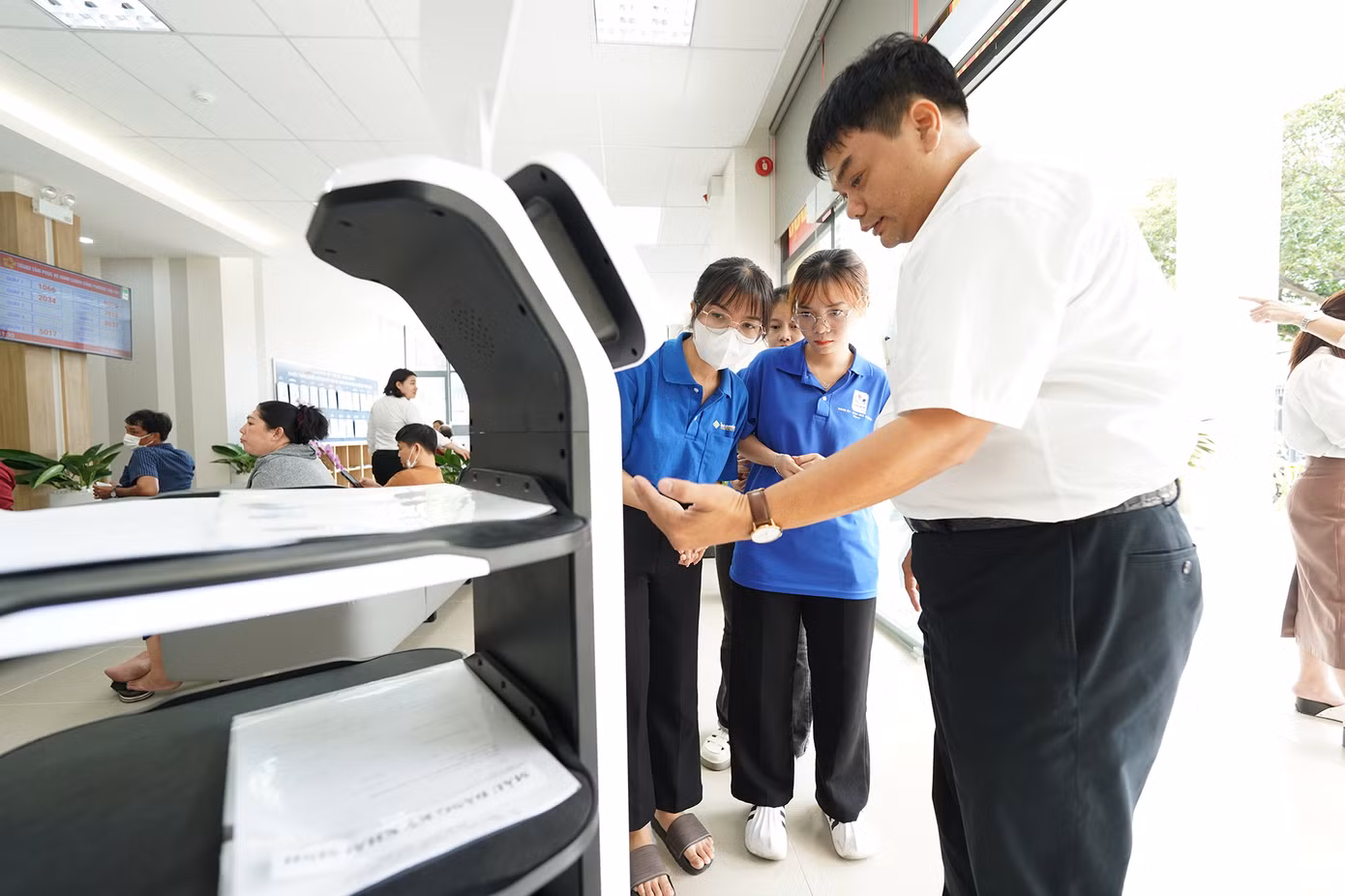 Chuyên gia hướng dẫn cách sử dụng robot cho đội ngũ tình nguyện viên của trung tâm.