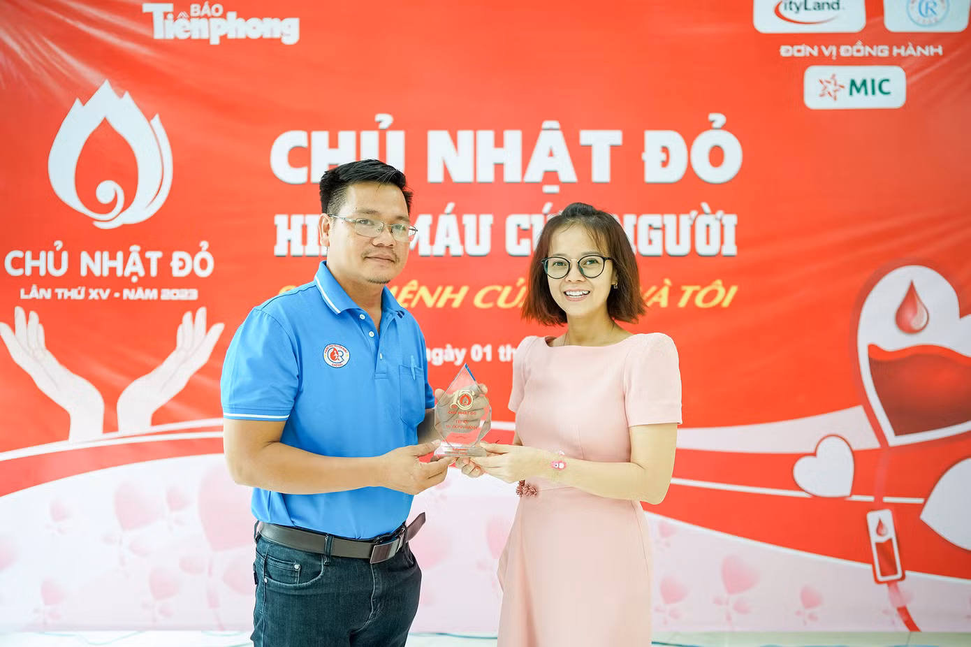 Ông Võ Thành Đông, đại diện đội ngũ y tế Bệnh viện Chợ Rẫy nhận kỷ niệm chương từ đại diện BTC Chủ nhật Đỏ.