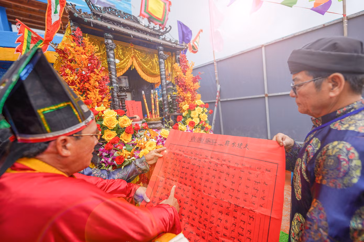 "Ghe Nghinh Ông được trang trí lộng lẫy. Địa điểm Nghinh Ông trên biển là tam giang khẩu, tức là nơi giáp nhau của ba con nước (cách bờ biển khoảng 4 hải lý, 1 hải lý = 1,8 km, ngay vị trí nhà đèn của biển). Các ghe tàu đánh bắt tại địa phương về dự lễ đã neo đậu sẵn trên bờ biển, trên ghe giăng đèn, kết hoa, treo cờ màu sắc rực rỡ và trước mỗi ghe đều bày mâm lễ vật để chuẩn bị ra khơi cúng Ông", ông Trần Thanh Sơn, Vạn phó Hội Vạn lạch thị trấn Cần Thạnh chia sẻ.