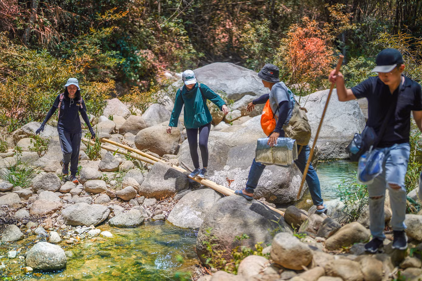 Nếu là một người đam mê trekking thì Đa Mi cũng là một địa điểm bạn có thể thử sức. Bạn có thể tham khảo lộ trình xuất phát từ xã Đa Mi, đi bộ khoảng 7 km với những con đường dốc và khá gập ghềnh. Nếu đi từ đảo Du Mục, du khách được đò đưa qua điểm tập kết, đi cung đường khoảng 3km là có thể lên được suối Đá Bàn.