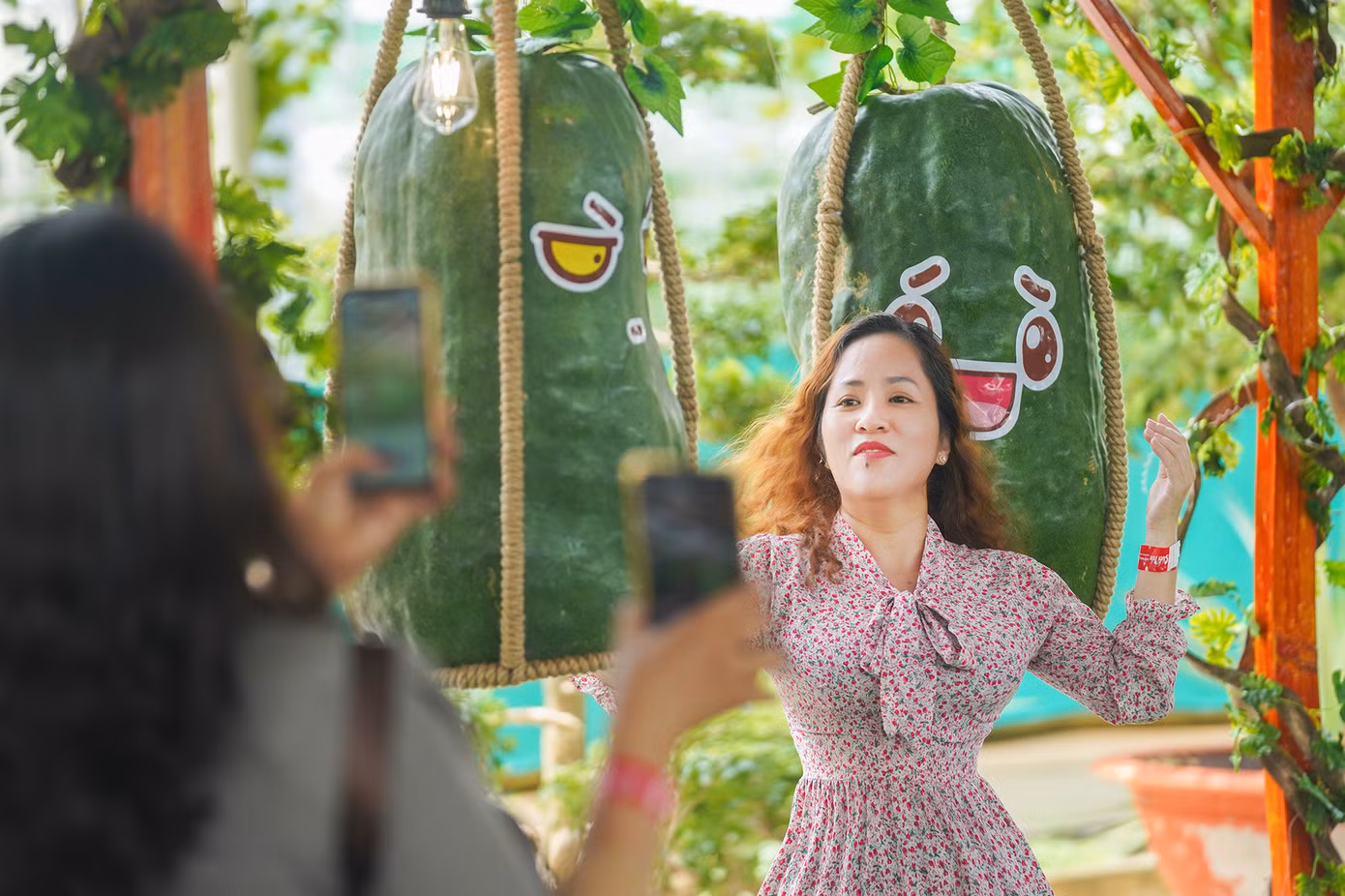 "Nhìn hay lắm, lần đầu tôi mới thấy mấy trái bí đao như thế này. Tôi đang háo hức chờ xem triển lãm tạo hình trái cây nghệ thuật và mấy chú bò sát trong ngày hội sinh vật cảnh", chị Lê Thu Thảo (ngụ quận 7) chia sẻ.