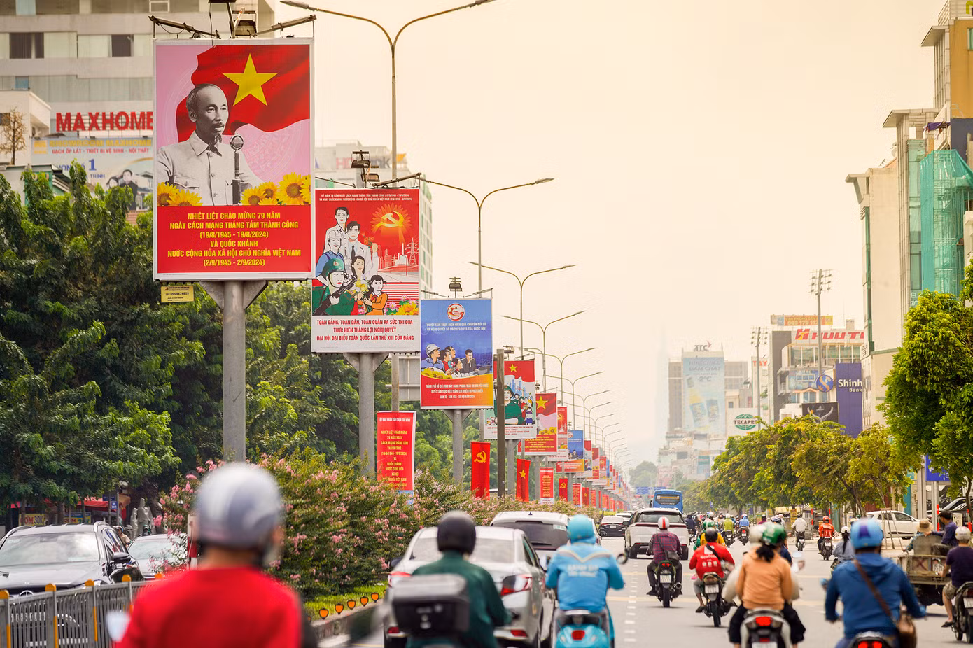 Trục đường Cộng Hoà (quận Tân Bình) hướng thẳng về sân bay Tân Sơn Nhất rợp sắc đỏ của cờ Tổ quốc, băng rôn... mừng hai ngày lễ lớn của đất nước.