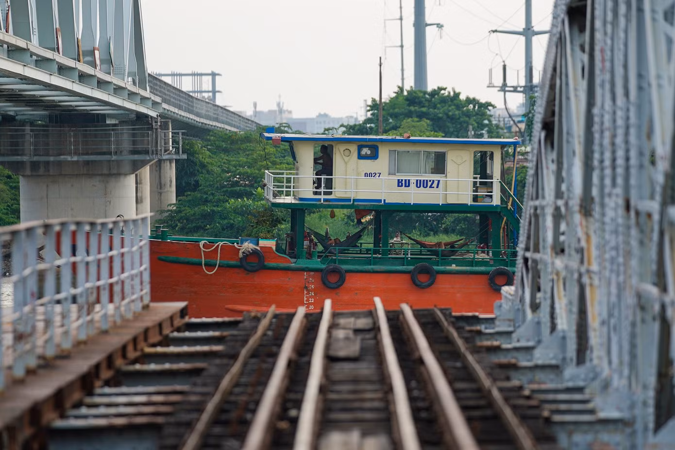 Ngày xưa, tàu thuyền muốn đi qua phải thông báo trước vài ngày để lên kế hoạch xoay nhịp cầu. Theo ghi chép, các tàu ghe muốn đi qua gầm cầu Bình Lợi thì chỉ được hoạt động vào buổi đêm, tầm khoảng từ 2h đến 3h. Như vậy sẽ tránh việc quay nhịp cầu lên ảnh hưởng đến lưu thông xe cộ.