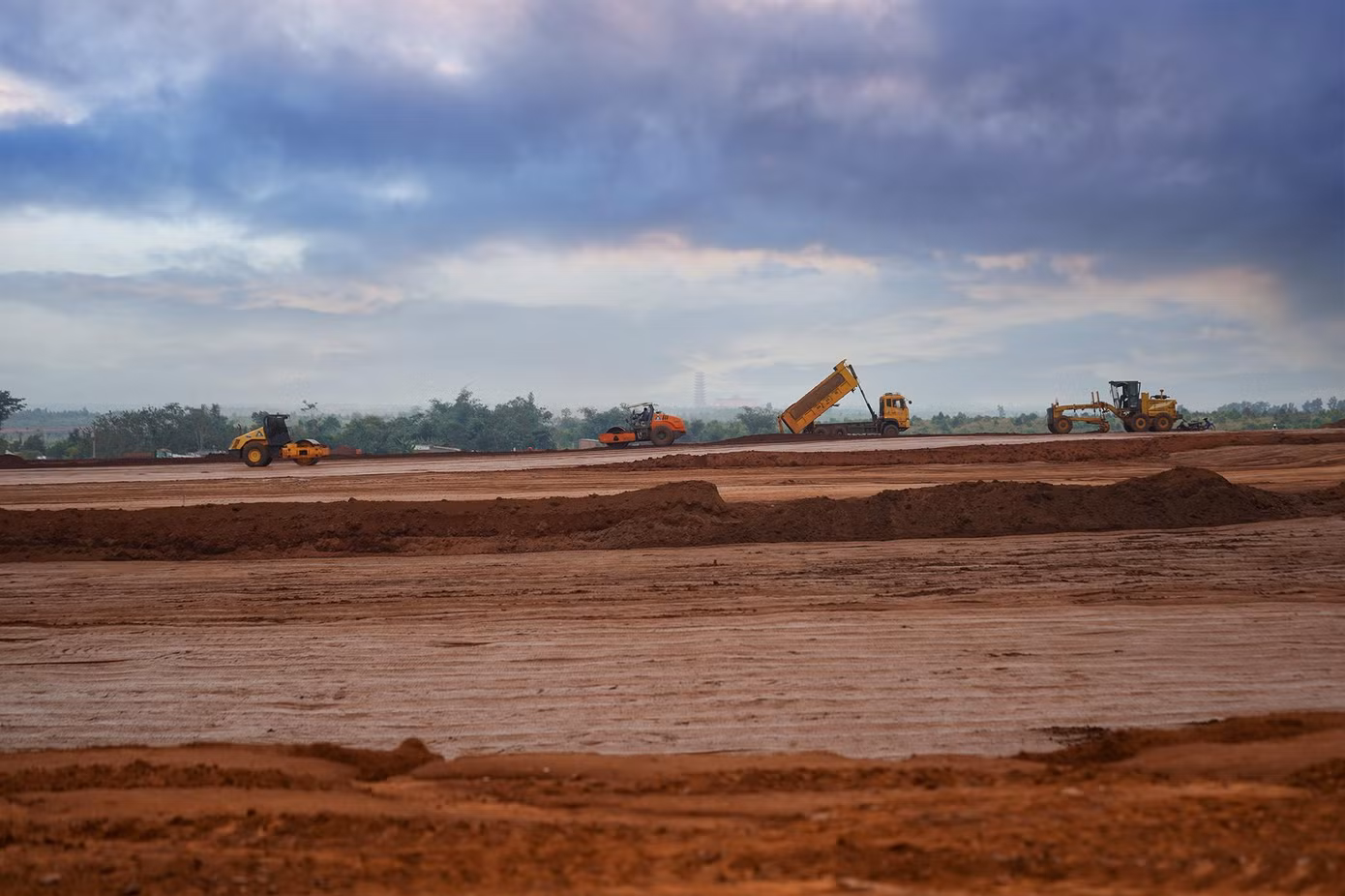 Trên công trường dự án, máy móc được huy động lớn, hoạt động thi công diễn ra liên tục và khẩn trương.
