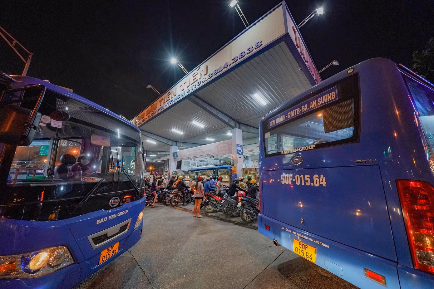 Cánh xe buýt phải chờ khá lâu vì lượng xe chờ quá đông.