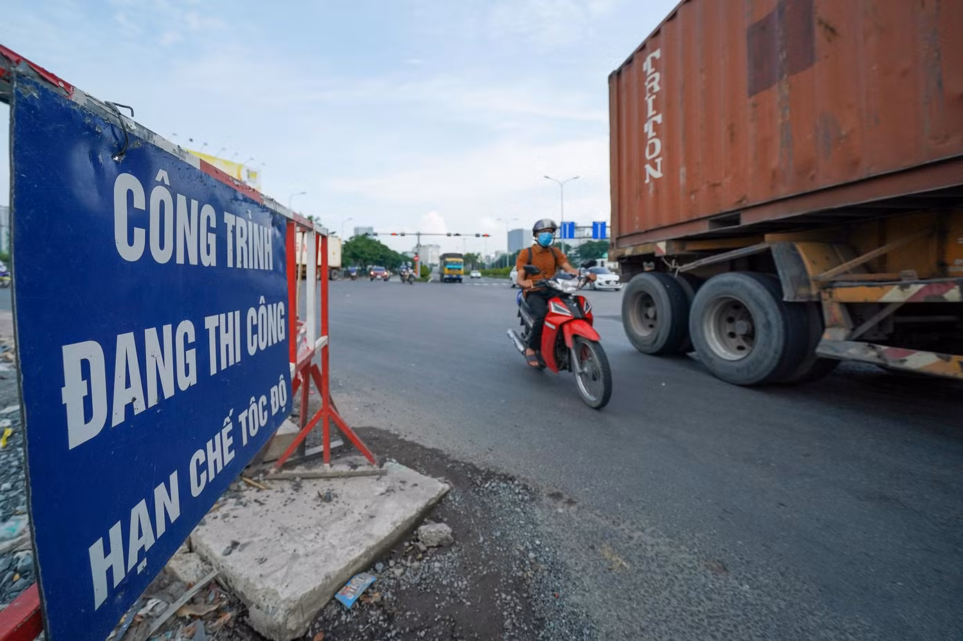 Ghi nhận trưa 28/6, hàng rào an toàn công trình mở rộng đường Nguyễn Văn Linh vẫn chưa được tháo dỡ.