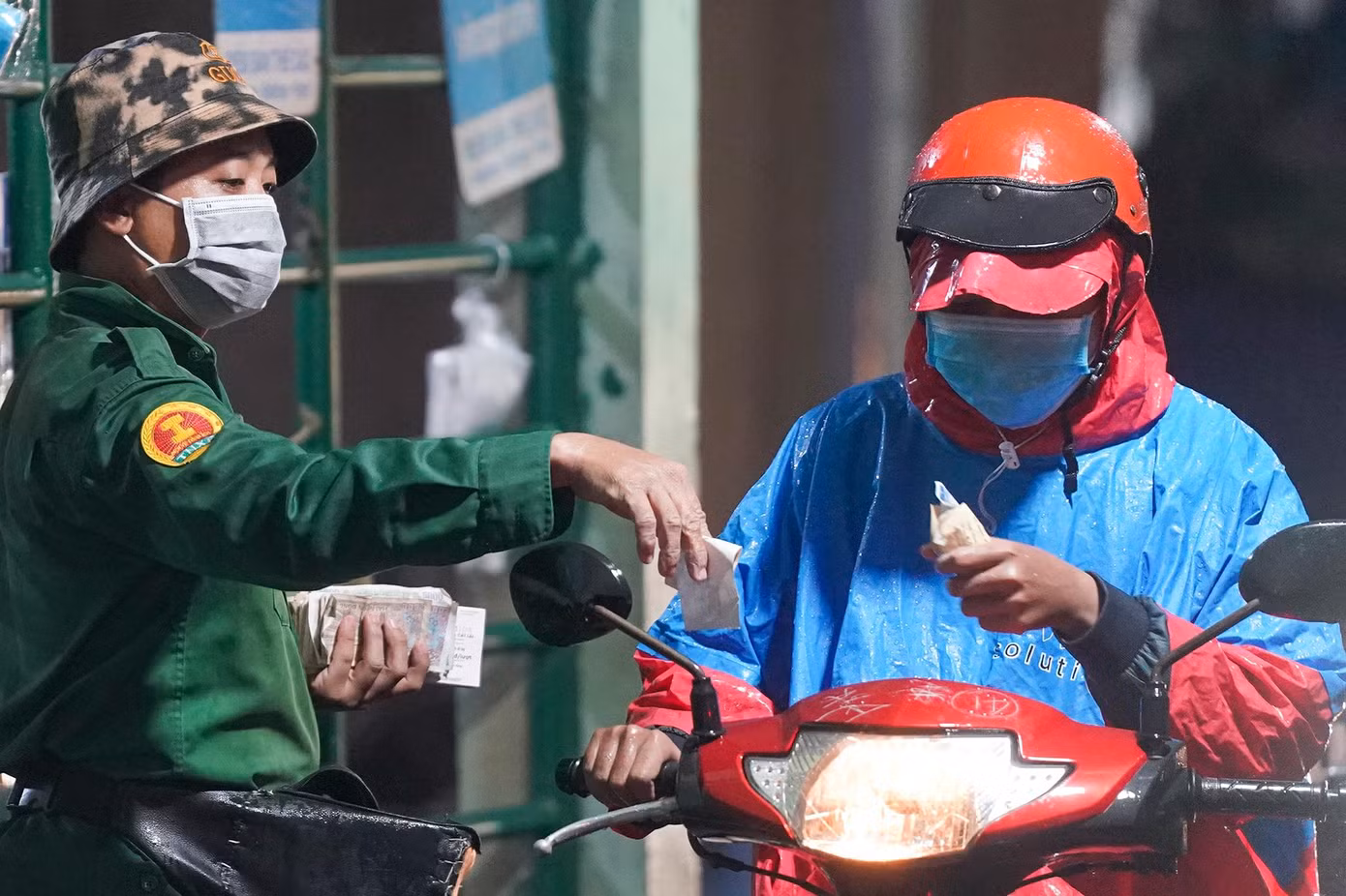 Vất vả mua vé qua phà.