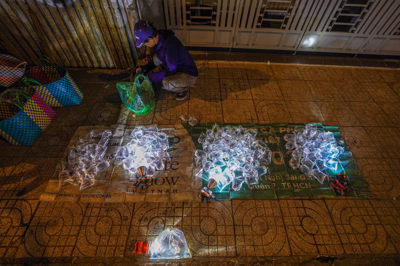 Khoảng 2-3 giờ sáng, những người kinh doanh cá cảnh giống từ các huyện vùng ven TPHCM như Bình Chánh, Nhà Bè, Củ Chi, Hóc Môn... bắt đầu đưa hàng đến vỉa hè đường Trần Hưng Đạo (khu vực thuộc địa bàn phường 10, quận 5) để bày bán.