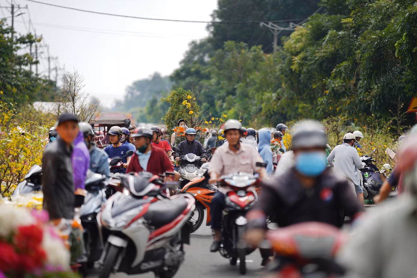 Ngày 29 Tết tại khu chợ này, giá hoa có giảm nhưng chỉ "nhỏ giọt". Tâm lý nhiều người mua chờ các chủ sạp trả mặt bằng, xả bỏ hàng để ép giá nên càng về trưa, lượng người đổ về khu chợ này càng đông.