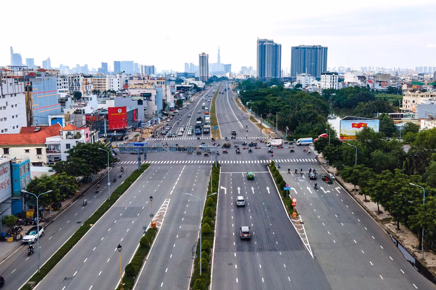 Giao lộ Huỳnh Tấn Phát - Nguyễn Văn Linh - Nguyễn Hữu Thọ.
