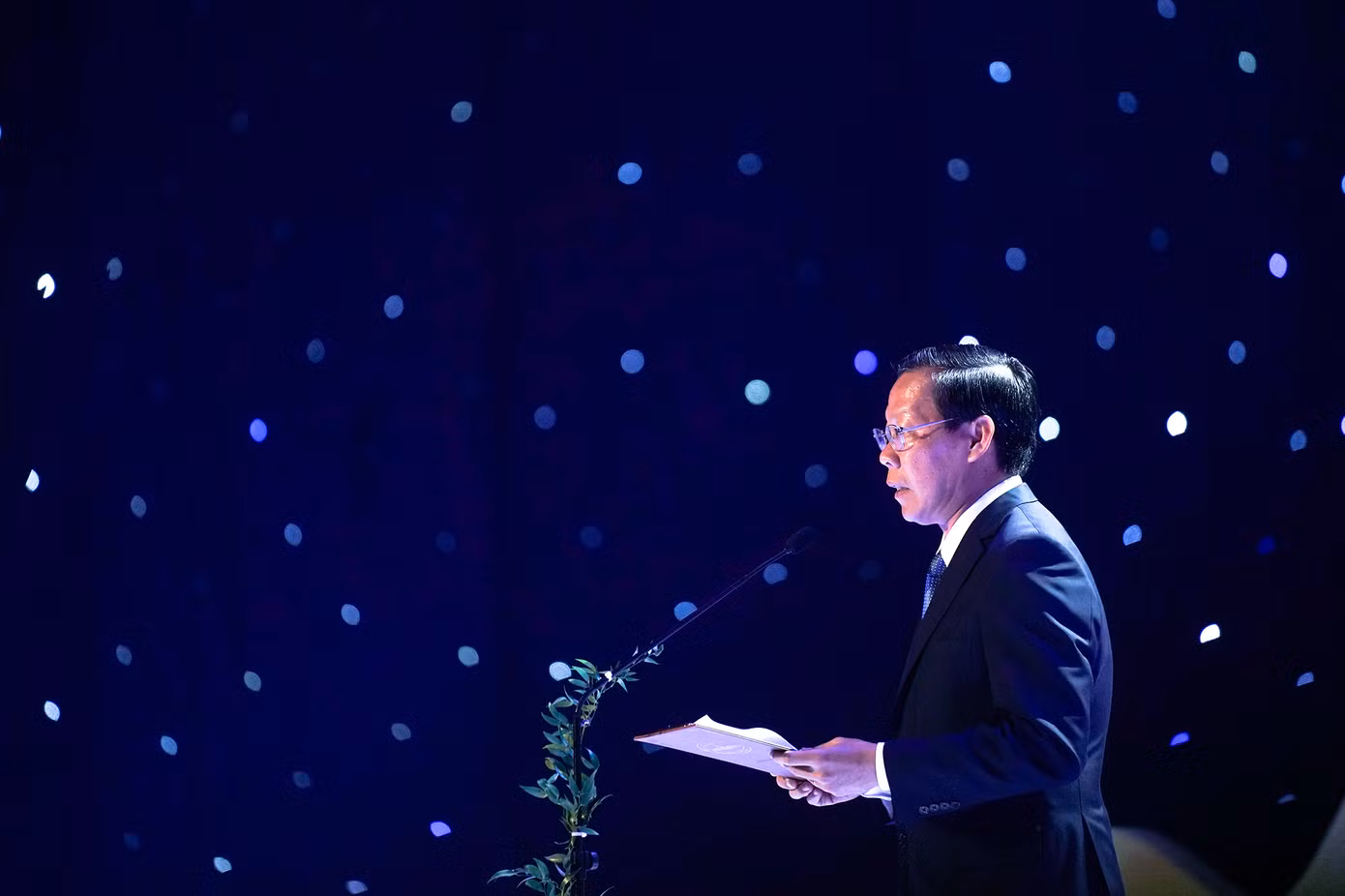 "Xin gửi đến quý vị chương trình nghệ thuật với chủ đề Dáng hình Việt Nam – Shape of Việt Nam để cùng cảm nhận những lớp sắc màu sống động của đất nước và con người Việt Nam. Chủ tịch Phan Văn Mãi phát biểu chào mừng. Ông nói chương trình cũng là lời chào, lời mời du khách đến với Việt Nam để nhìn ngắm thiên nhiên hùng vĩ và tươi đẹp, để đắm mình trong sự thân thiện và nhiệt thành, để khám phá và trải nghiệm nền văn hoá đa dạng và giàu bản sắc, để “sống trọn vẹn ở Việt Nam”, để yêu hơn những ngày mà chúng ta đang sống, những người mà chúng ta đang gặp, để tìm thấy chính bạn trong ngôi nhà Việt Nam.