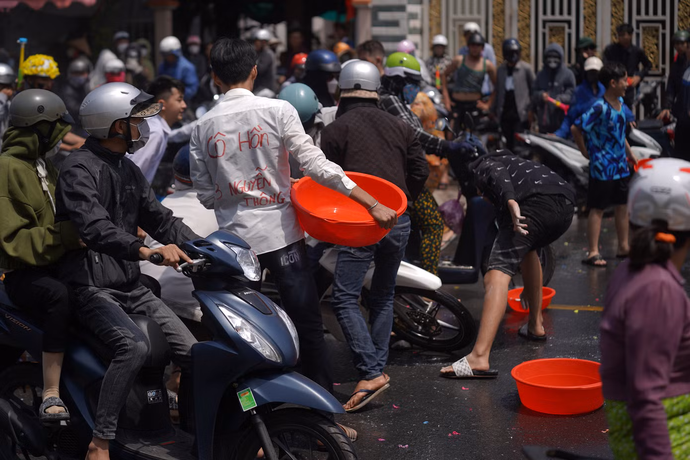 Đường ướt sũng nước, khá trơn trượt, nguy hiểm. Nhiều người đi đường bị té ngã sau những cú tạt nước. Đường ướt sũng nước, khá trơn trượt, nguy hiểm. Nhiều người đi đường bị té ngã sau những cú tạt nước.