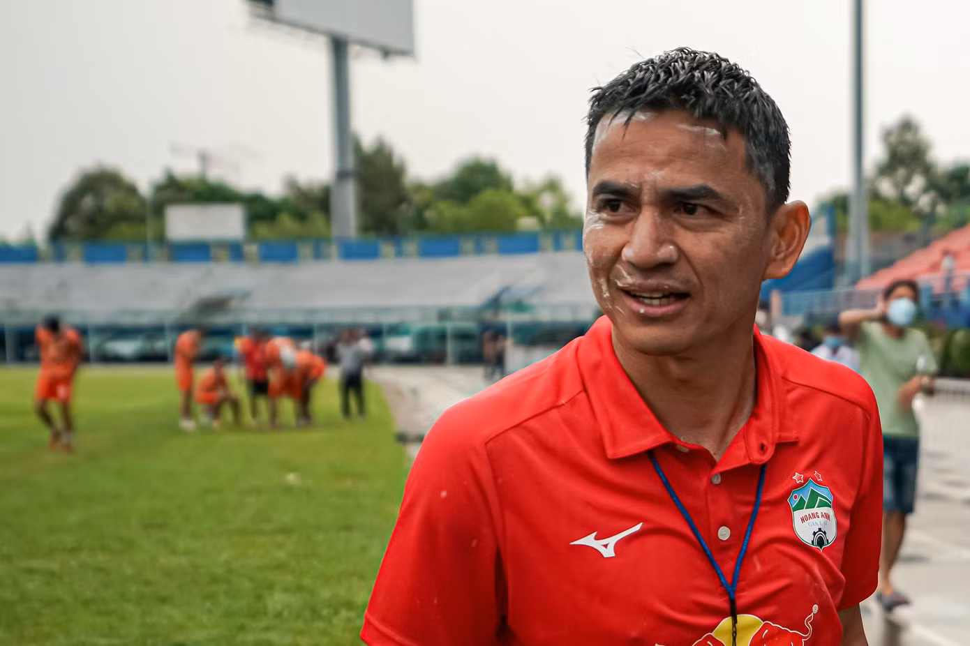 Khác với kỳ vọng, HAGL khởi đầu mùa này chậm chạp. Ở V-League, sau bốn vòng họ chỉ giành ba điểm (ba hoà và một thua). Ở vòng 1/8 Cup Quốc gia, họ phải nhờ đến loạt luân lưu mới có thể đánh bại Hà Tĩnh trên sân Pleiku hôm 9/4. Dù vậy, HLV Kiatisuk vẫn lạc quan: "Chưa đạt phong độ cao tại V-League, nhưng chúng tôi đã sẵn sàng cho AFC Champions League, bởi hai đấu trường có hai sự chuẩn bị khác nhau. Việc chạm trán các đội mạnh là cơ hội tốt cho các cầu thủ, và chúng tôi vẫn đề ra mục tiêu vượt qua vòng bảng".