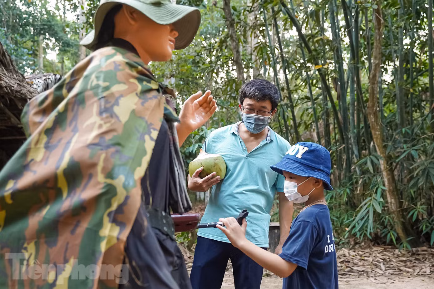 Anh Phạm Xuân Khoa (Quận 12) dẫn gia đình đi tham quan tại Khu tái hiện vùng giải phóng của Củ Chi cho biết, từ sau khi dịch bệnh được kiểm soát, vào dịp cuối tuần, anh thường xuyên cho các con đi tham quan các điểm du lịch nổi tiếng tại Quận 7, huyện Bình Chánh, huyện Củ Chi… bằng xe cá nhân. Khi đưa các con đến Khu di tích lịch sử Địa đạo Củ Chi, các con của anh tỏ ra thích thú vì được tìm hiểu lịch sử đấu tranh của cha ông một cách thực tế chứ không phải qua sách vở.
