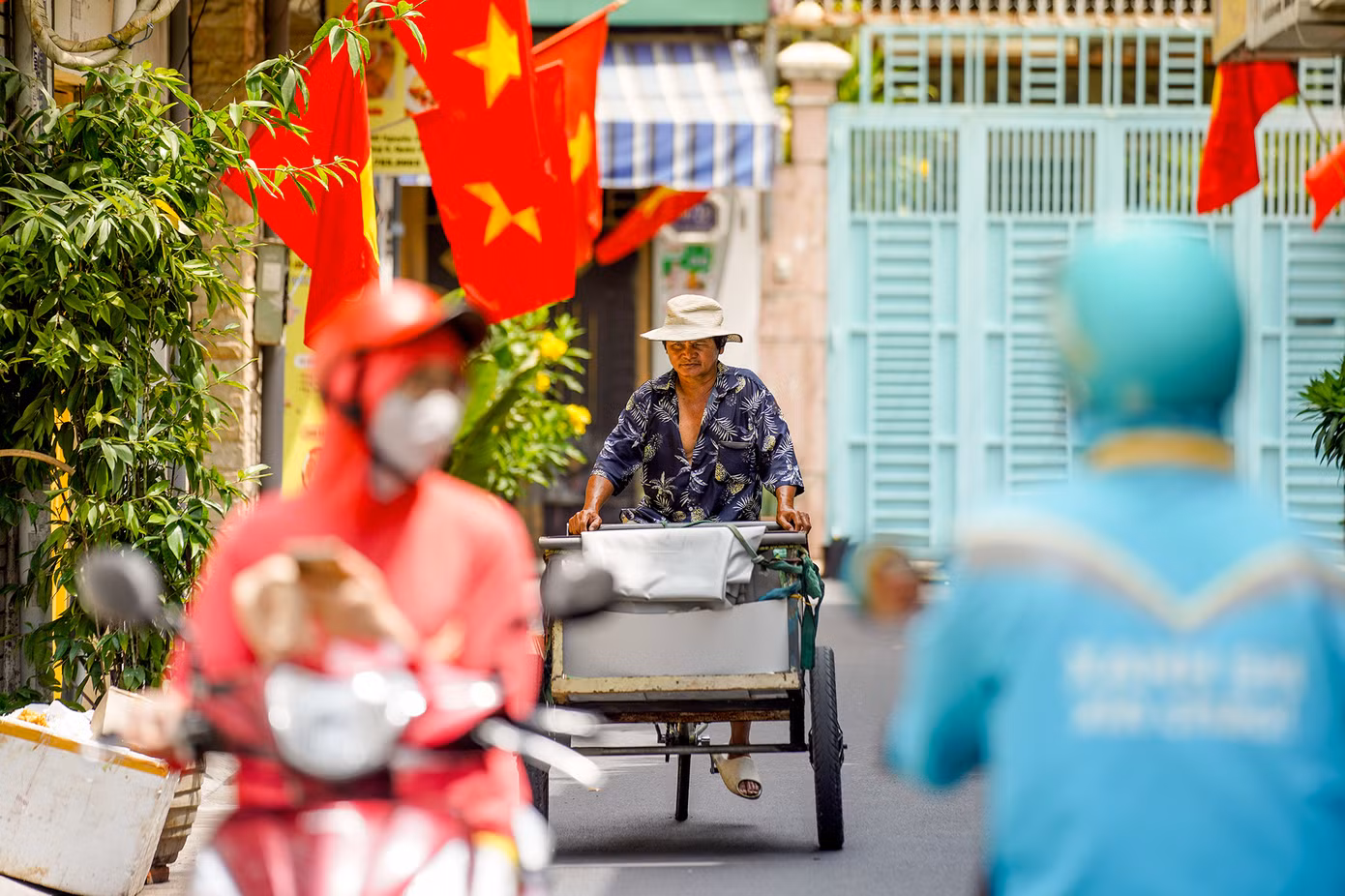 Cờ đỏ sao vàng phủ rực rỡ trên các con hẻm dọc tuyến đường Nguyễn Trọng Tuyển (quận Phú Nhuận), thu hút nhiều bạn trẻ đến chụp ảnh.
