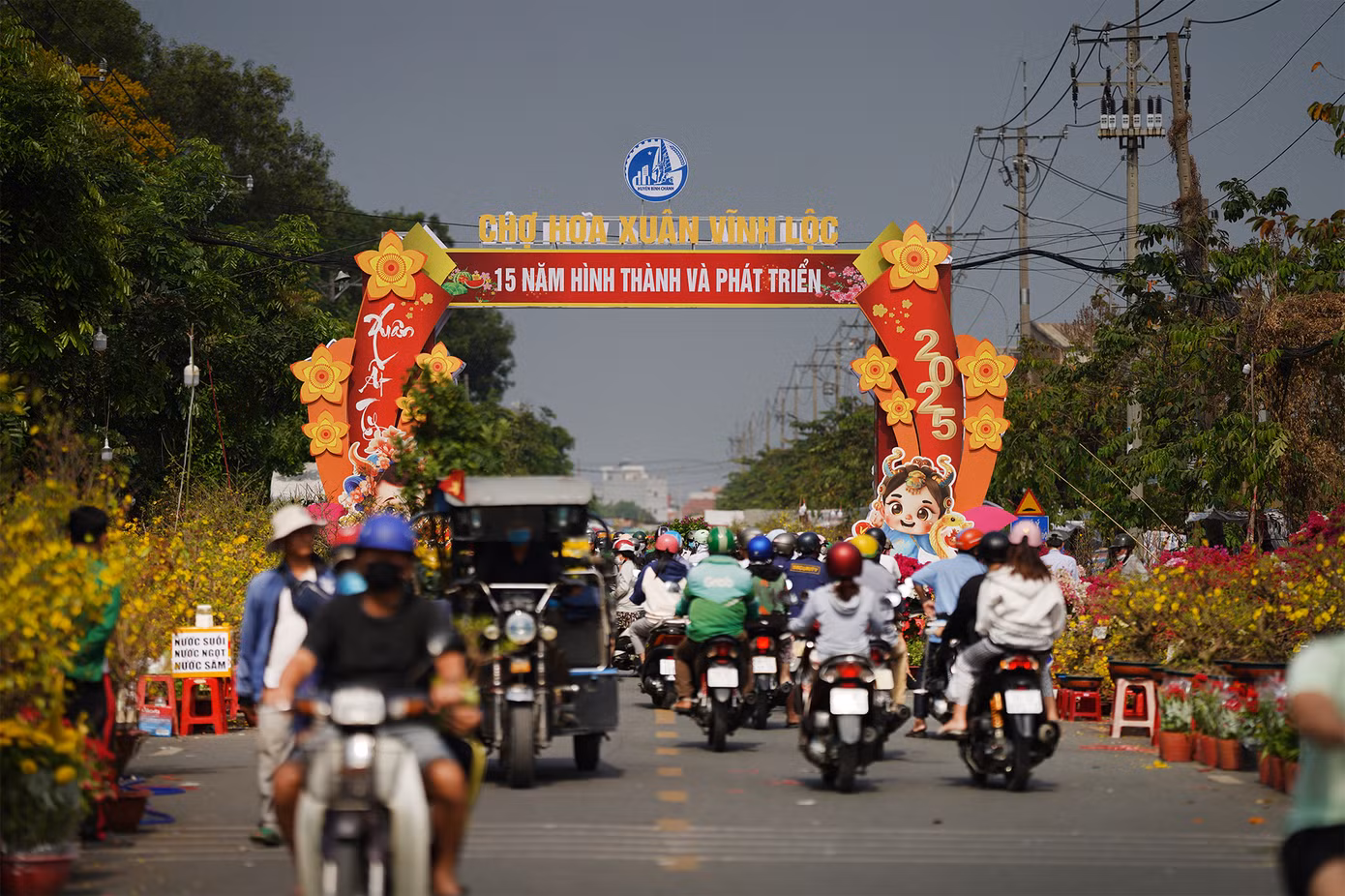 Trưa 28/1, chợ hoa KCN Vĩnh Lộc (huyện Bình Chánh, TPHCM) dòng xe cộ ken đặc.