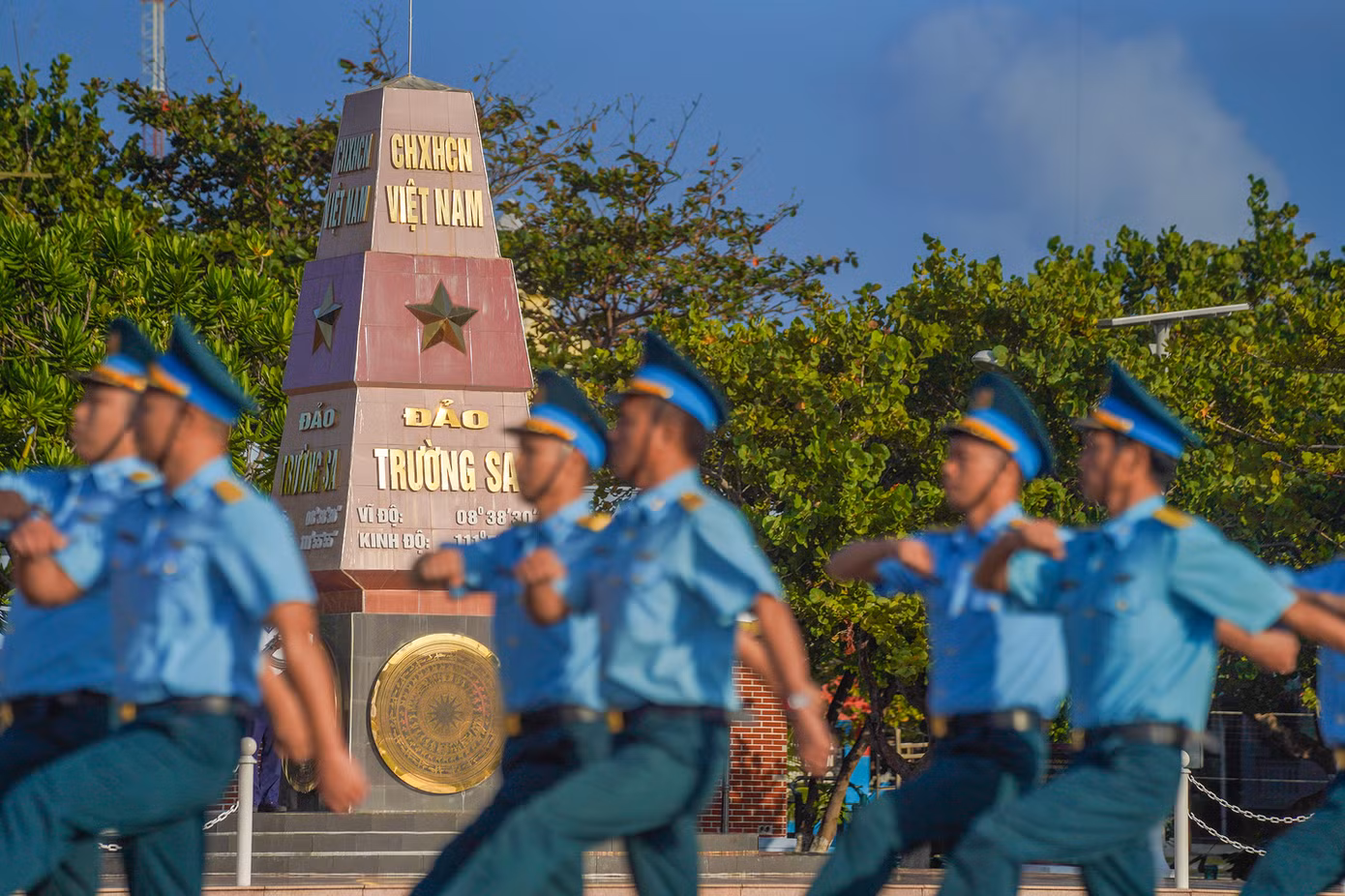 "Đôi mắt tôi đỏ hoe, ngấn lệ, chực trào cảm xúc khi chứng kiến giây phút thiêng liêng trên quần đảo mà ai cũng mong một lần trong đời đặt chân đến", một thành viên trong đoàn công tác xúc động.