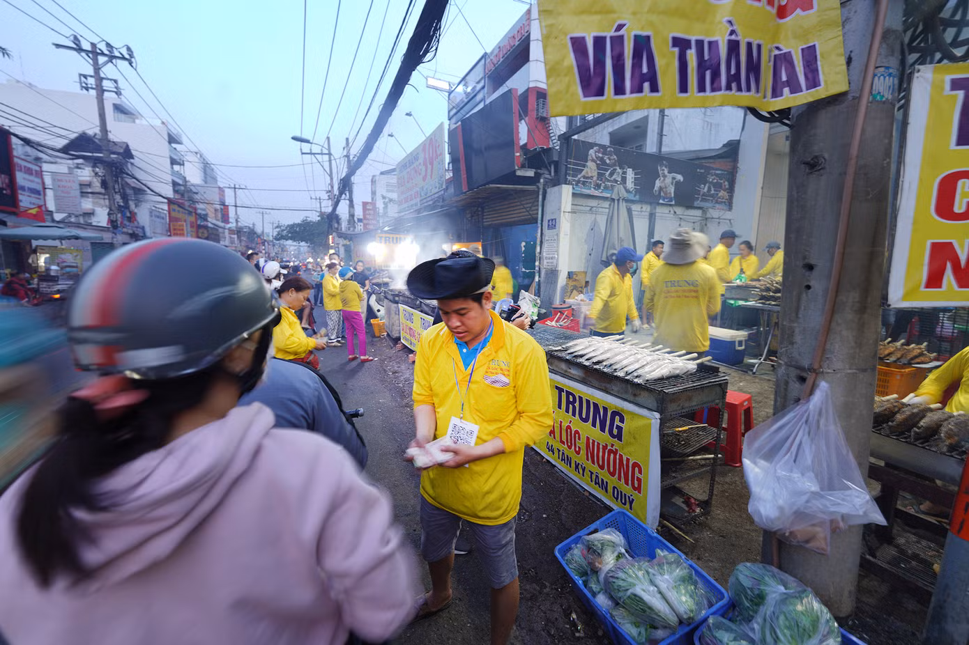 Mùng 10 tháng Giêng là ngày vía Thần Tài, nơi đây là điểm đến để người dân chọn mua những con cá lóc to được các thợ nướng chế biến ra món nướng cùng với mía. Nhiều khách hàng đến đây mua cho cả người thân, hàng xóm.