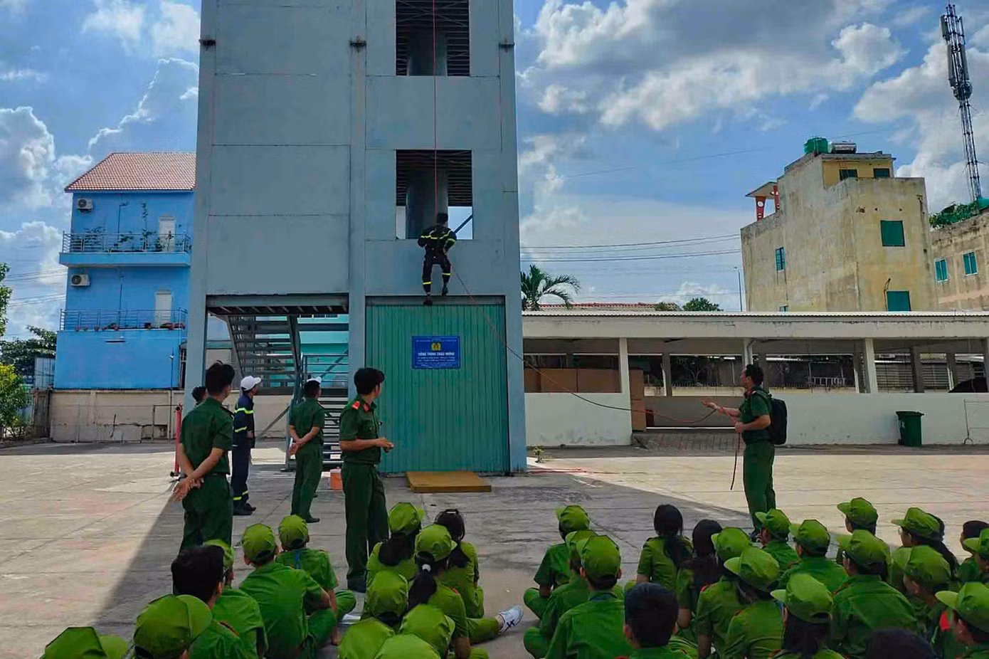 Trước khi ra thao trường luyện võ, các bé đã trải qua các lớp gấp chăn màn, PCCC, kỹ năng thoát hiểm...