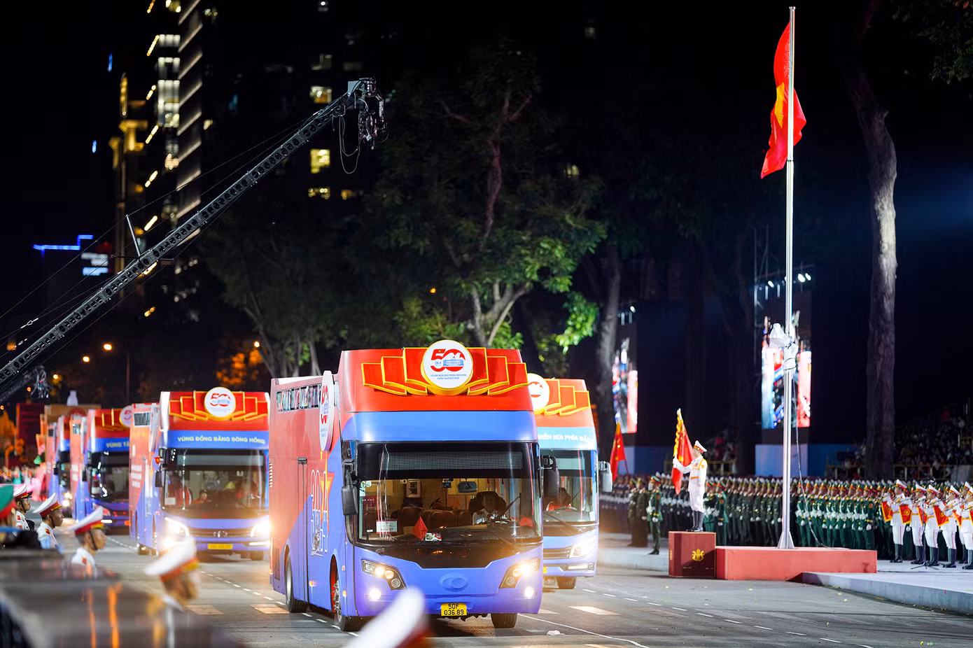 Tiếp sau khối Hồng kỳ là đoàn xe chở các Anh hùng Lực lượng vũ trang nhân dân, Anh hùng lao động, nhân chứng lịch sử.