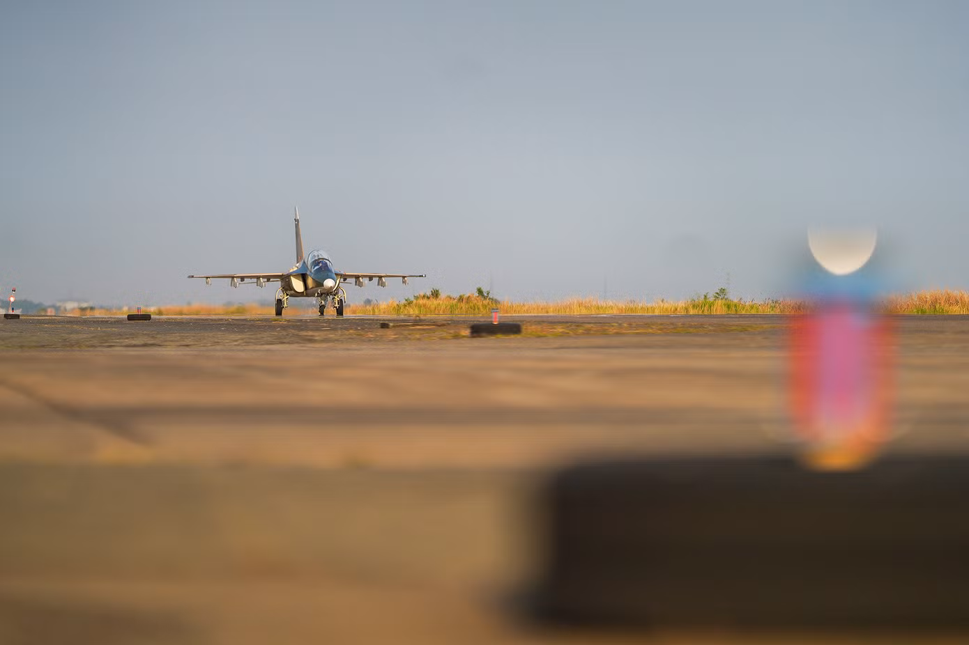 Yak-130 chạy đà trên đường băng, chuẩn bị cất cánh.