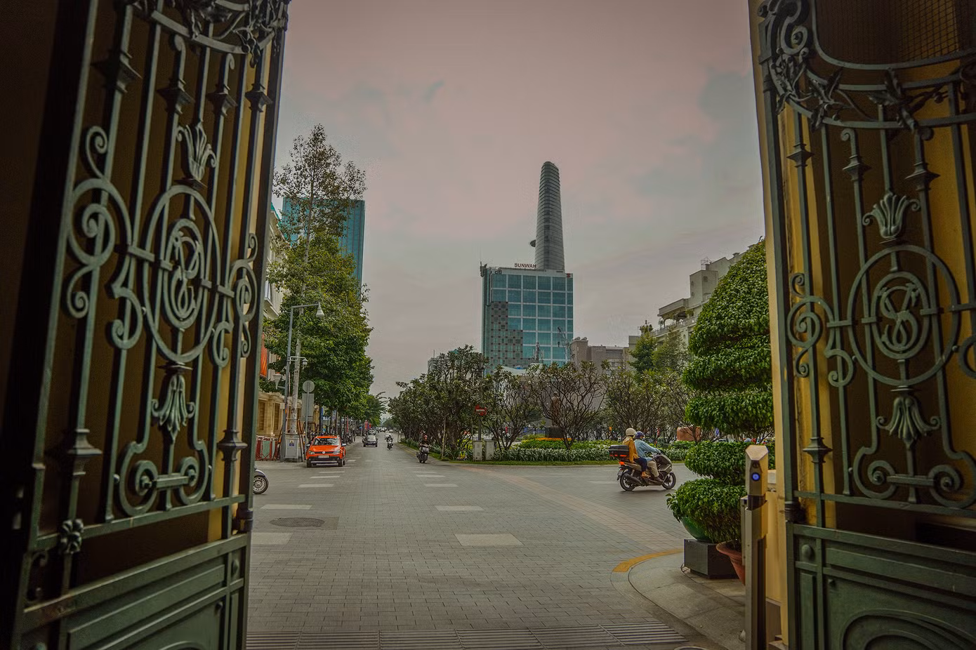 Góc nhìn ra phố đi bộ Nguyễn Huệ từ lối đi thường nhật của cán bộ, viên chức, người dân đến liên hệ công tác...