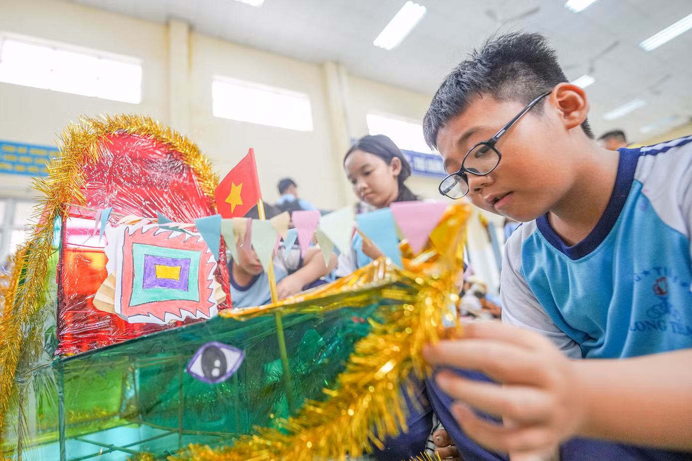 Nhóm các bé của Trường tiểu học Long Thạnh với chiếc đèn lồng hình chiếc thuyền Nghinh Ông.