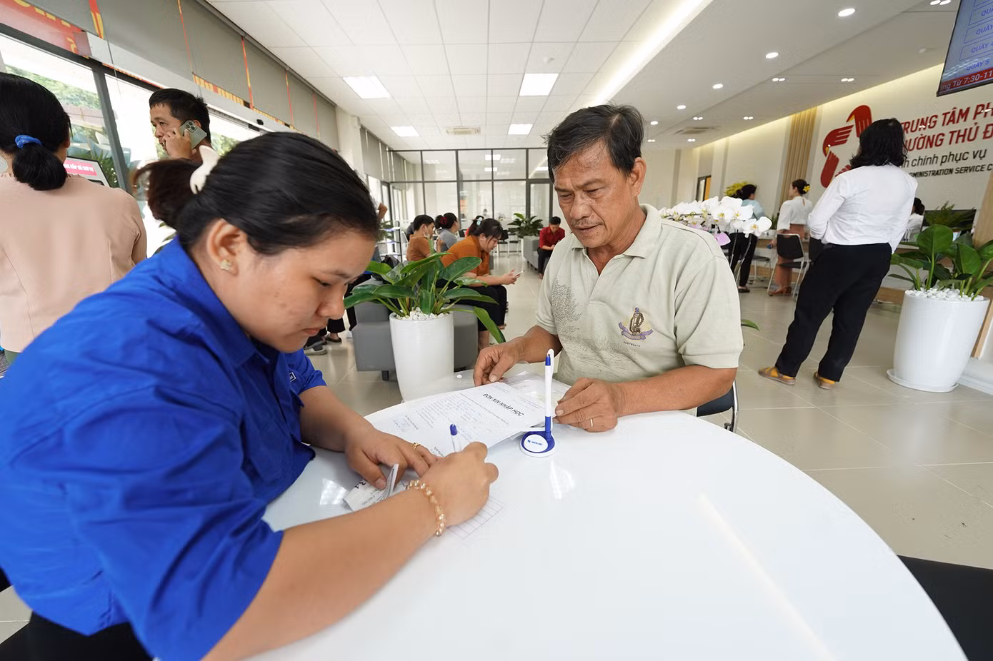 Ông Nguyễn Văn Thiết đang được chuyên viên hỗ trợ khai báo thủ tục.