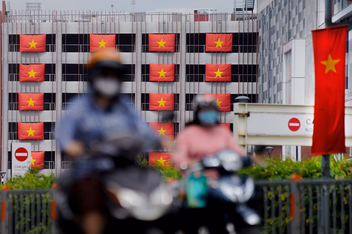 Trên trục đường Tân Thắng (quận Tân Phú), một khu cao ốc văn phòng thuộc siêu thị Aeon gây chú ý bởi quốc kỳ treo dọc các tầng thẳng tắp.