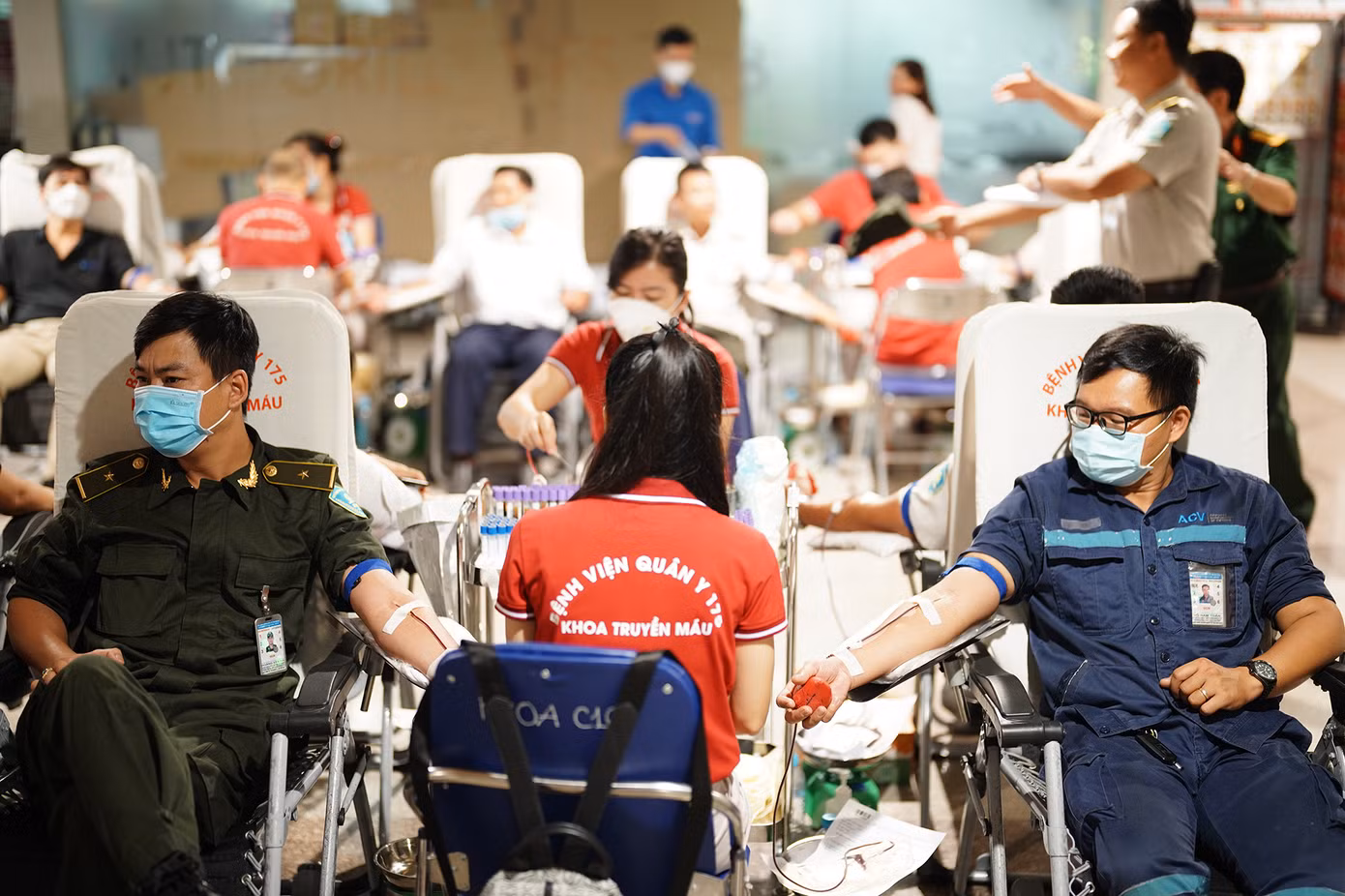 Anh Hoàng Văn Hà (bên trái), nhân viên an ninh chia sẻ: "Tôi cũng không nhớ mình đã hiến bao nhiêu. Tôi tự tin vào sức khoẻ của mình và chỉ mong hiến nhiều nhất có thể. Sáng nay, tôi mạnh dạn đăng ký hiến 350ml máu".