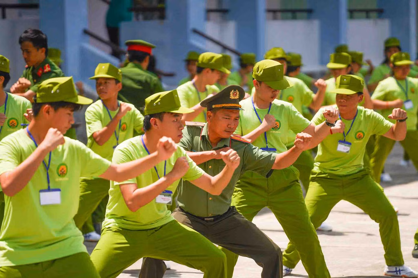 Các chiến sĩ nhí được các chiến sĩ lực lượng công an tỉnh Long An hướng dẫn các thế võ tự vệ cơ bản.