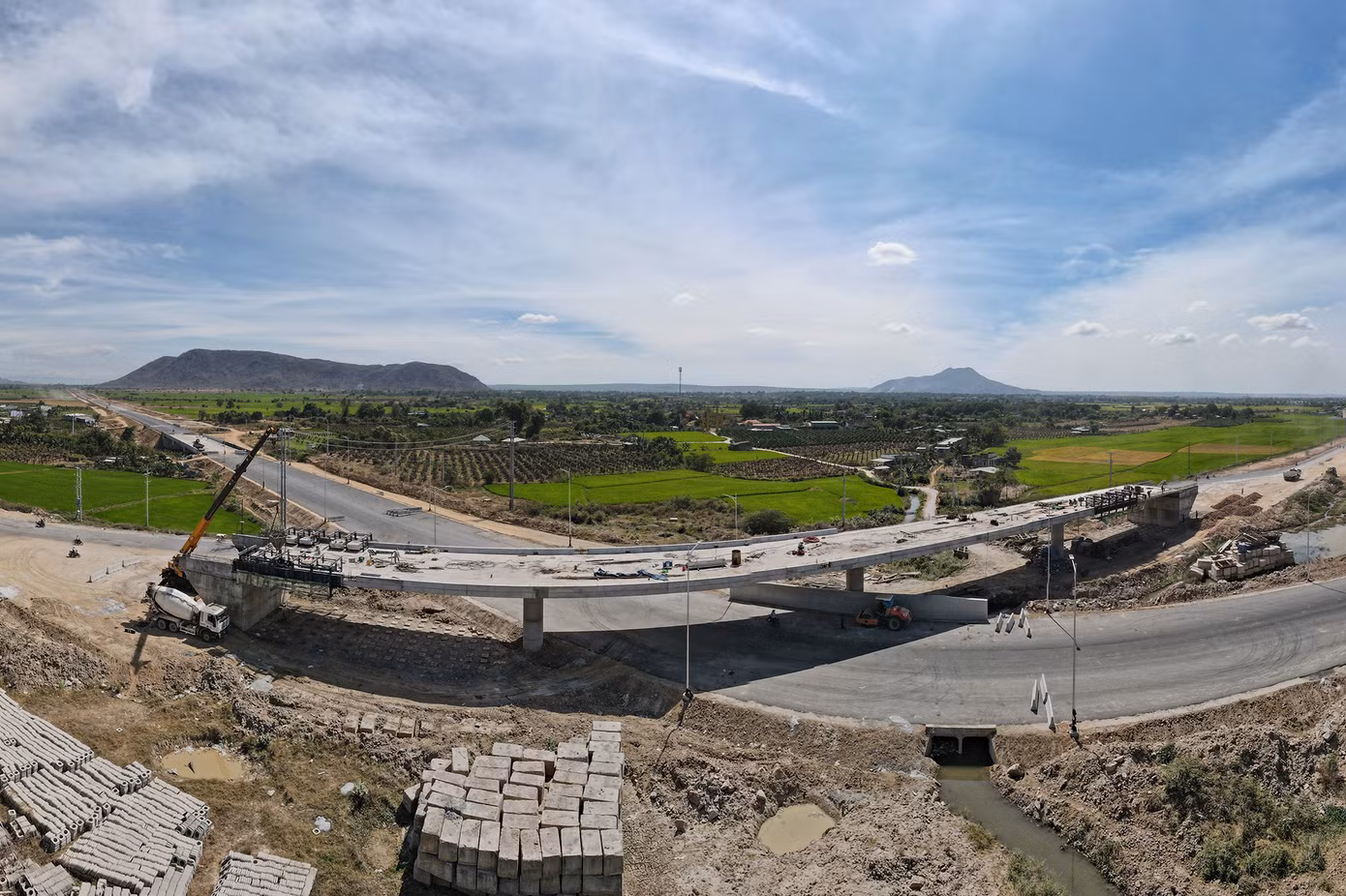 Điểm cuối cao tốc Vĩnh Hảo - Phan Thiết tại Km235 qua xã Hàm Kiệm, huyện Hàm Thuận Nam, tỉnh Bình Thuận và trùng điểm đầu đoạn Phan Thiết - Dầu Giây.