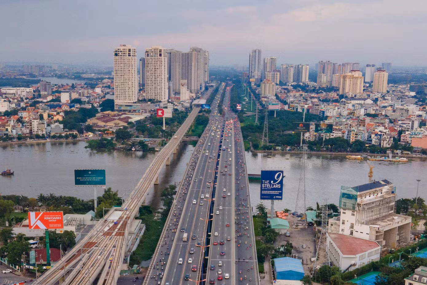 Năm 2013 cầu Sài Gòn 2 được khánh thành, mở ra hướng phát triển về phía Đông của thành phố, giảm áp lực giao thông lên cầu Sài Gòn 1 (cầu cũ). Bên cạnh đó, một cây cầu khác hẹp hơn cũng được bắc qua sông ngay bên cạnh cầu Sài Gòn để phục vụ tuyến metro số 1 (Bến Thành - Suối Tiên).