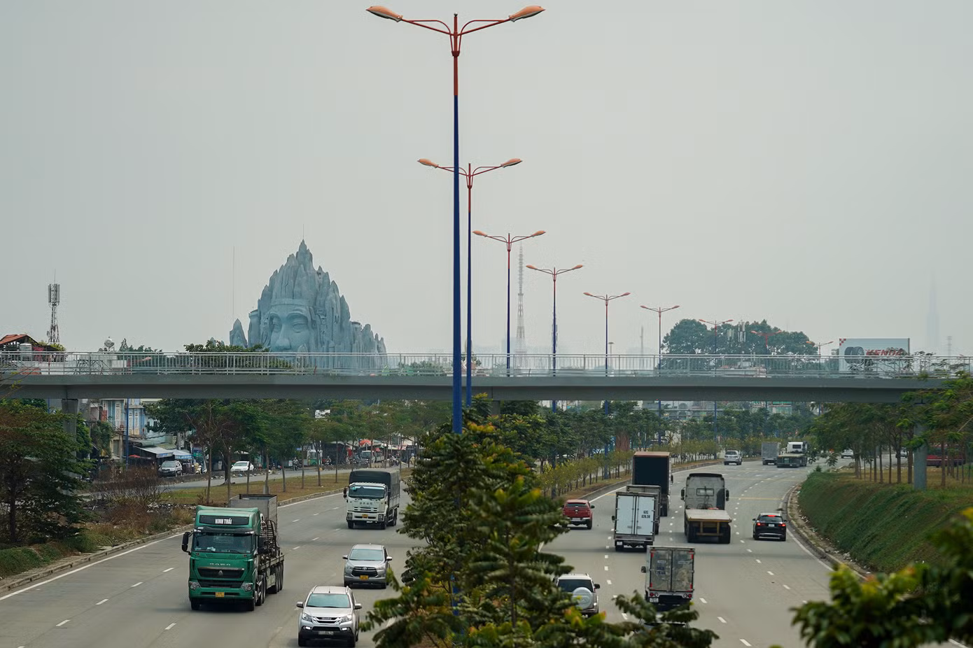 Xa lộ Hà Nội có hệ thống đèn chiếu sáng xuyên suốt, cây xanh được trồng dọc đường nâng tầm diện mạo cho đô thị. Bên cạnh đó, tình trạng ngập nước cũng giảm đi khá nhiều.