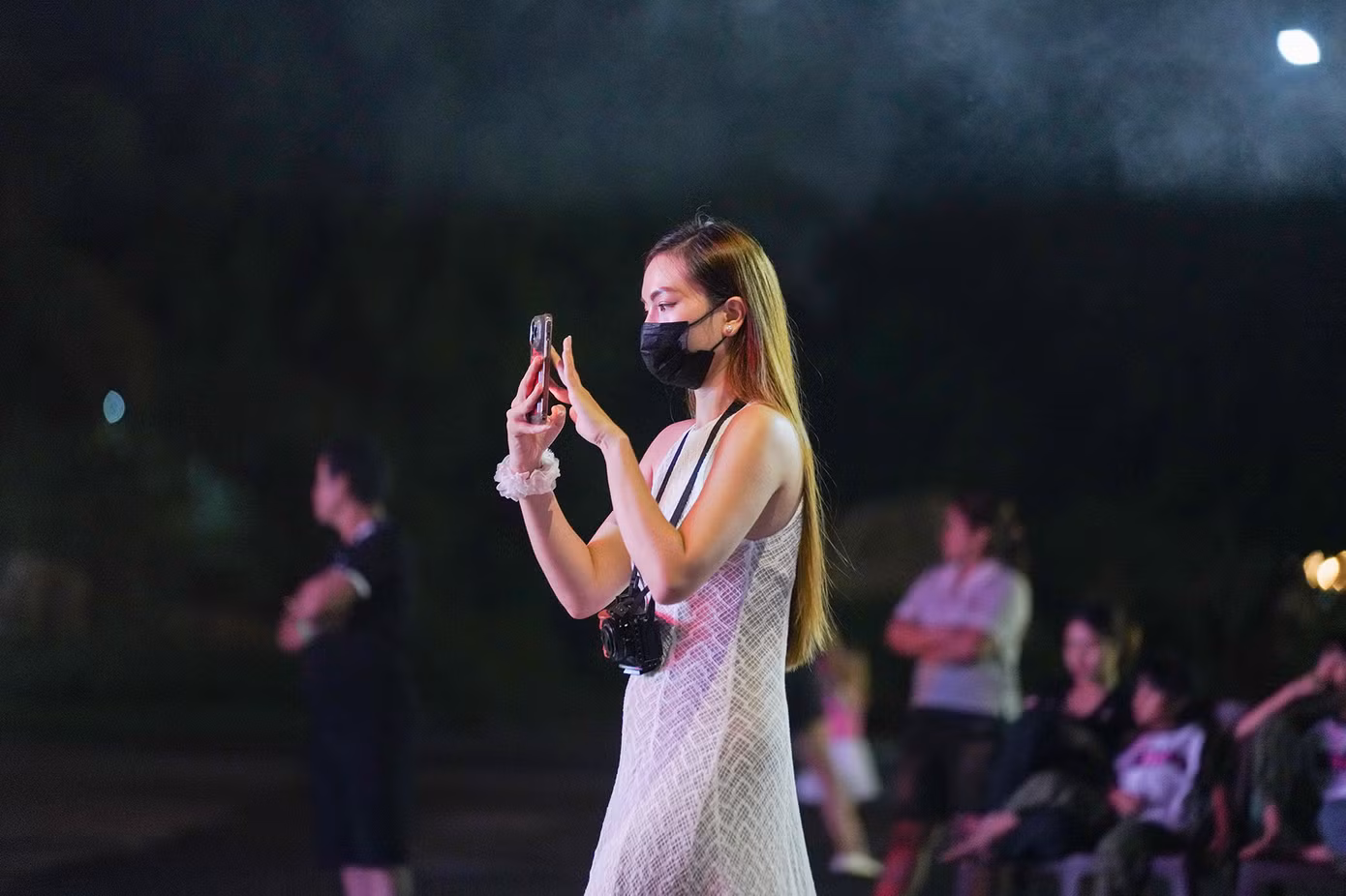 Từ 19h, chương trình nghệ thuật kéo dài hai tiếng đồng hồ đã mang đến cho khán giả những trải nghiệm thú vị.