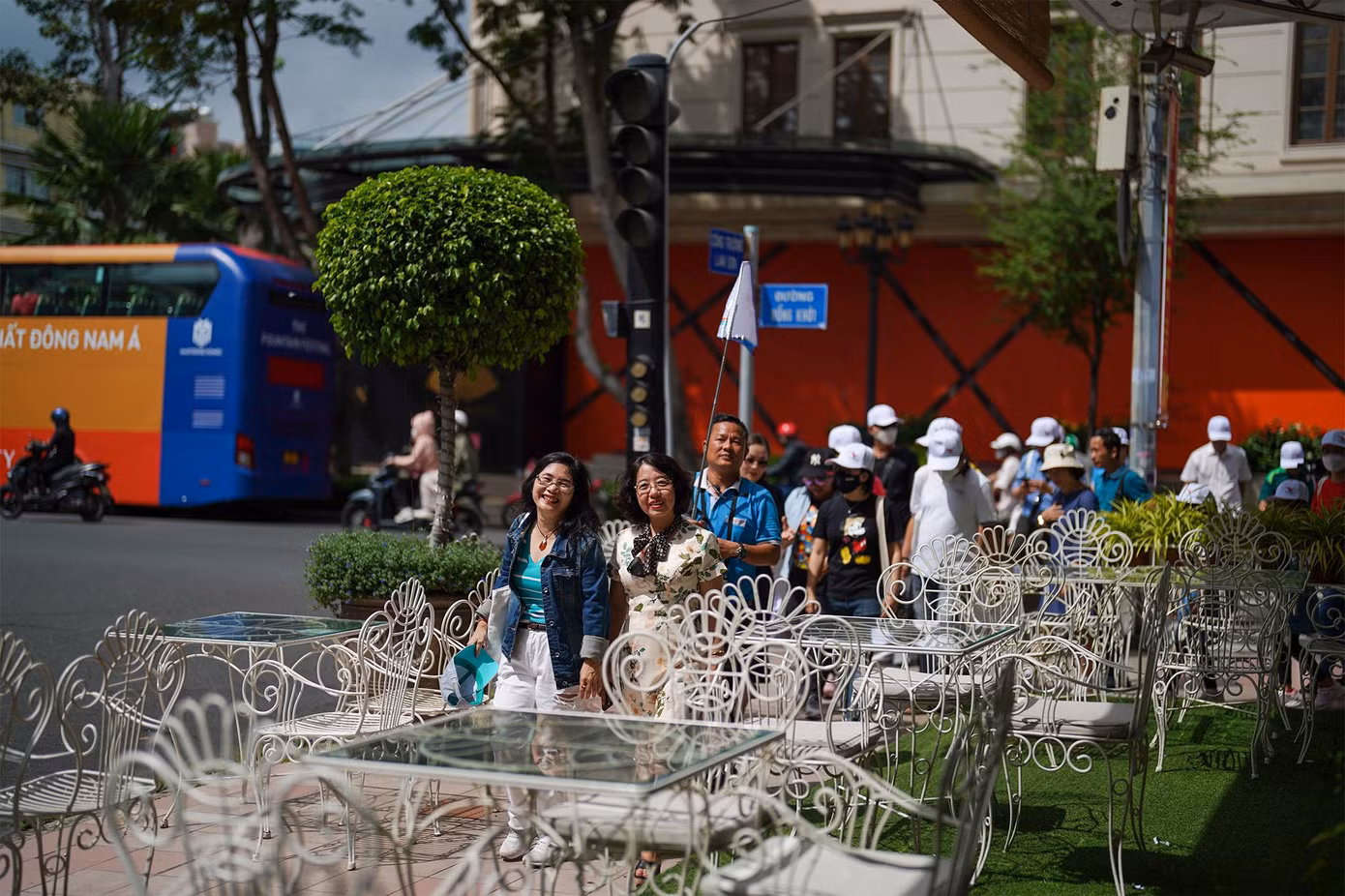 Vòng qua ngã tư Đồng Khởi- Công trường Lam Sơn, du khách sẽ đi ngang qua nhà hàng của khách sạn Continental Sài Gòn. Khách sạn này càng thêm nổi tiếng khi xuất hiện trong một số cảnh quay chính bộ phim "Đông Dương" của đạo diễn Wargnier. Phim được công chiếu trên toàn thế giới vào năm 1992, đoạt hai giải thưởng điện ảnh lớn là Oscar và Quả Cầu Vàng.
